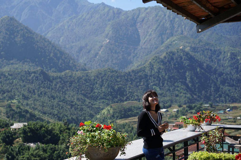 Du khách chiêm ngưỡng khung cảnh núi non hùng vĩ tại ban công Gem Valley