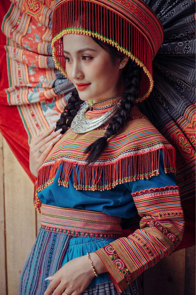 Du khách tạo dáng chụp ảnh bản Cát Cát trong bộ trang phục dân tộc