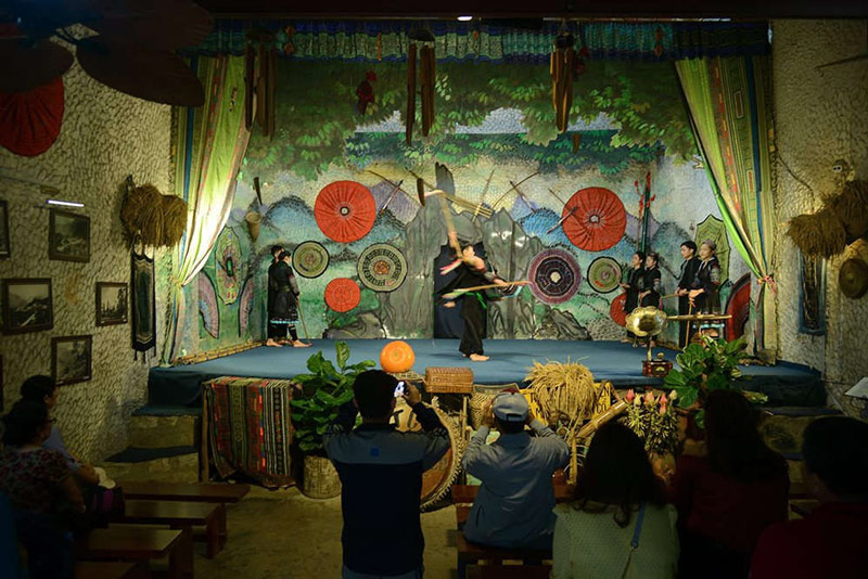 Sân khấu bên trong nhà hát