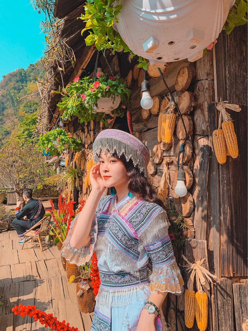 Chậu hoa rừng, chùm ngô khô điểm xuyết cho bức ảnh của nữ du khách