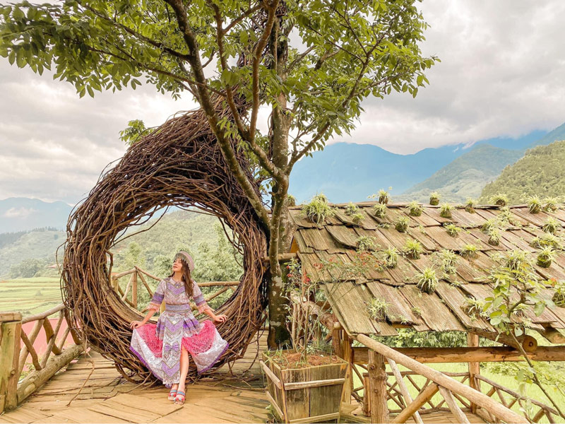 Du khách nữ chụp ảnh đẹp ở bản Cát Cát tại khu Tổ Chim