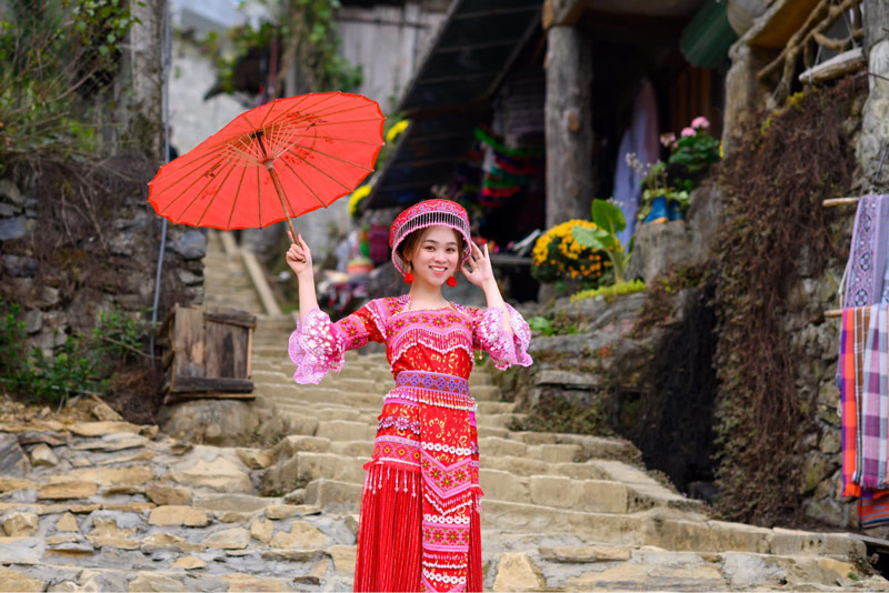 Du khách nữ chụp ảnh bản Cát Cát trong tà váy thổ cẩm