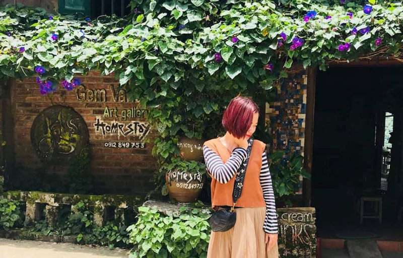 Du khách chụp ảnh với dàn dây leo phủ kín tại quán cafe