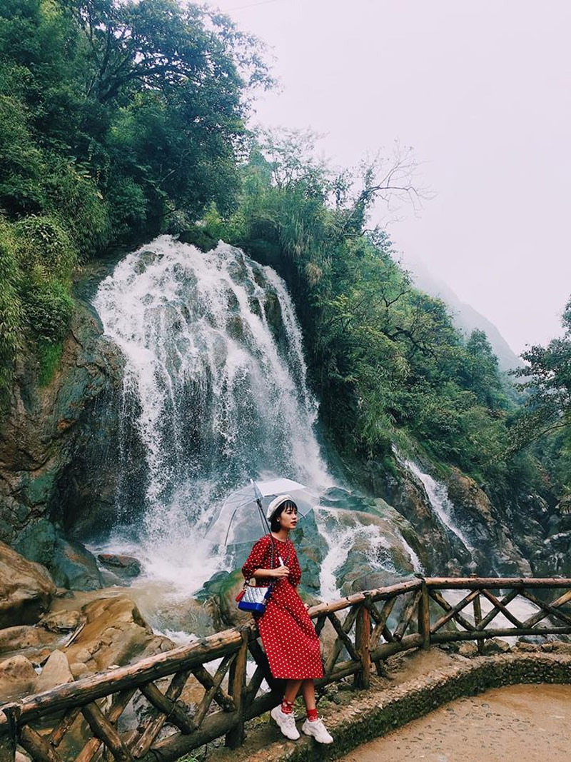 Dáng vẻ hùng vĩ của ngọn thác hiện ra qua bức ảnh của du khách