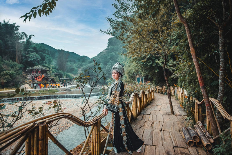 Điểm nhấn của bức ảnh là dòng suối thác uốn lượn chảy qua bản làng