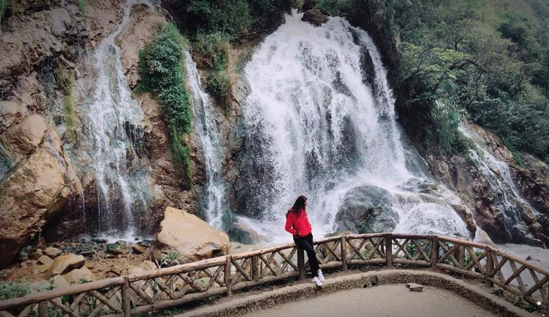 Du khách chụp ảnh bên thác Tiên Sa