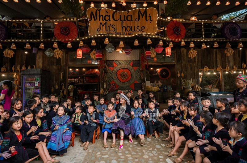 Du khách quây quần cùng trẻ em bản Cát Cát trong không gian ấm cúng của quán cafe
