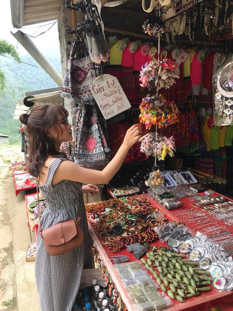 Dừng chân chọn lựa hàng mỹ nghệ, bạn đã có được một bức ảnh cực xinh