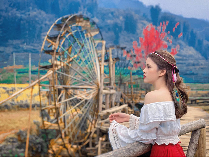 Góc chụp ảnh tại vườn hoa “cực chill” cùng cọn nước