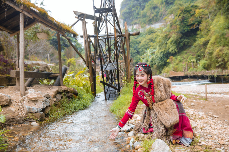 Du khách hóa thân thành cô gái Mông Cổ và chụp ảnh cùng guồng nước khổng lồ