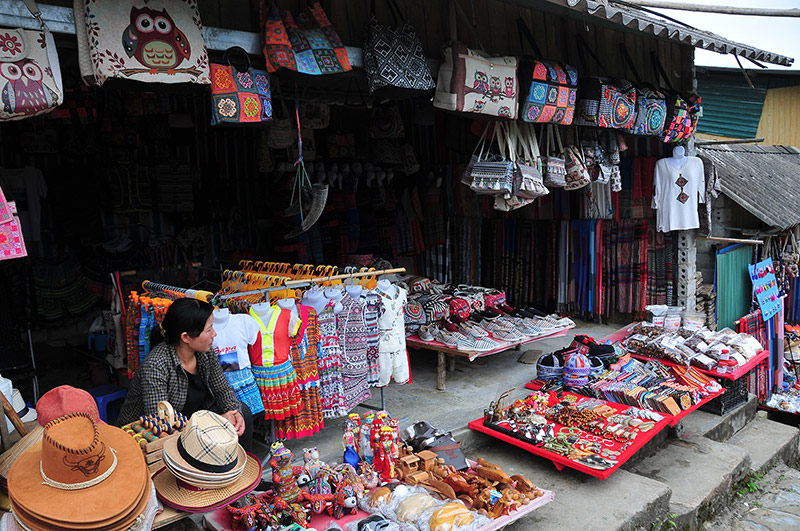 Khu vực bày bán, trung bày hàng thổ cẩm/mỹ nghệ là địa điểm chụp ảnh đẹp ở bản Cát Cát