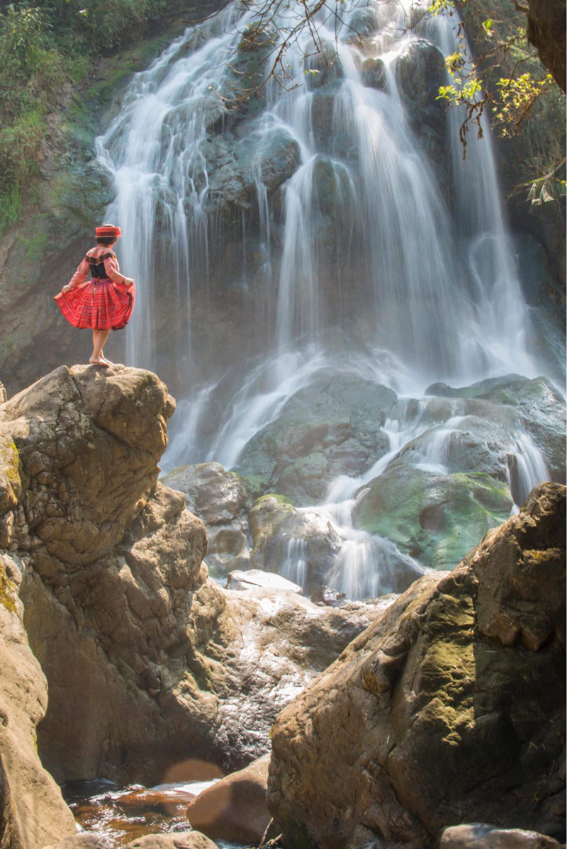 Khung cảnh ngoạn mục chụp tại chân thác Tiên Sa