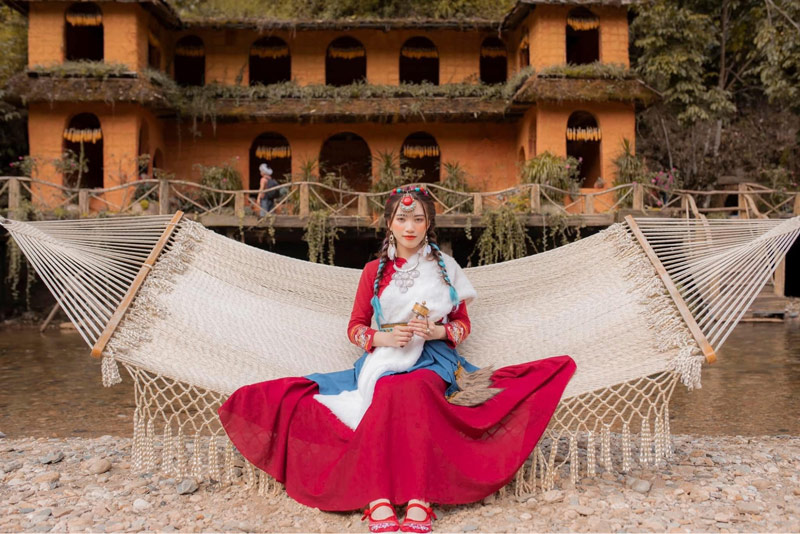 Ngôi nhà gạch màu cam tạo phông nền nổi bật cho bức ảnh check in