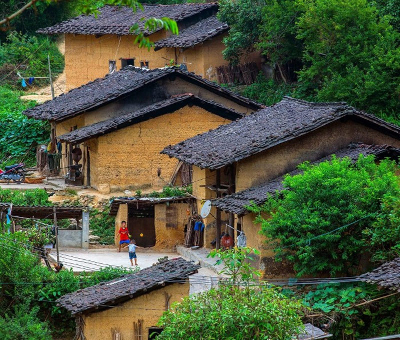 Nhà trình tường nhìn từ xa