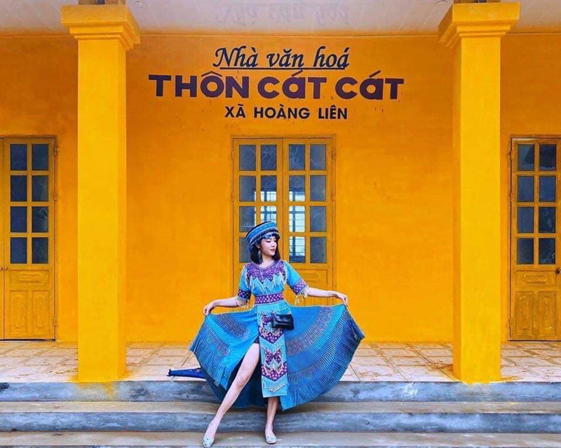 Bức tường vàng thu hút nhiều du khách đến với nhà văn hóa thôn Cát Cát