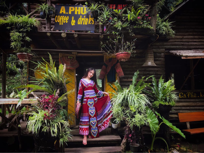 Những chậu cây xanh hai bên cầu thang đem đến cảm giác gần gũi với thiên nhiên