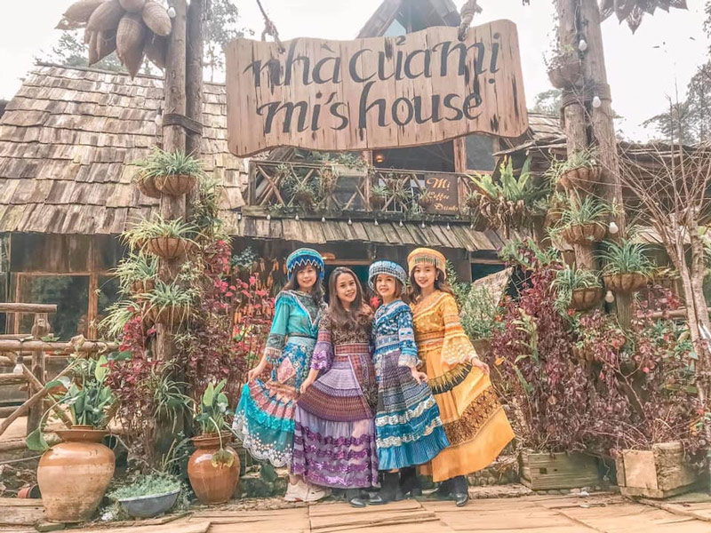 Nhóm du khách nữ chụp ảnh tại quán cafe Nhà Của Mị