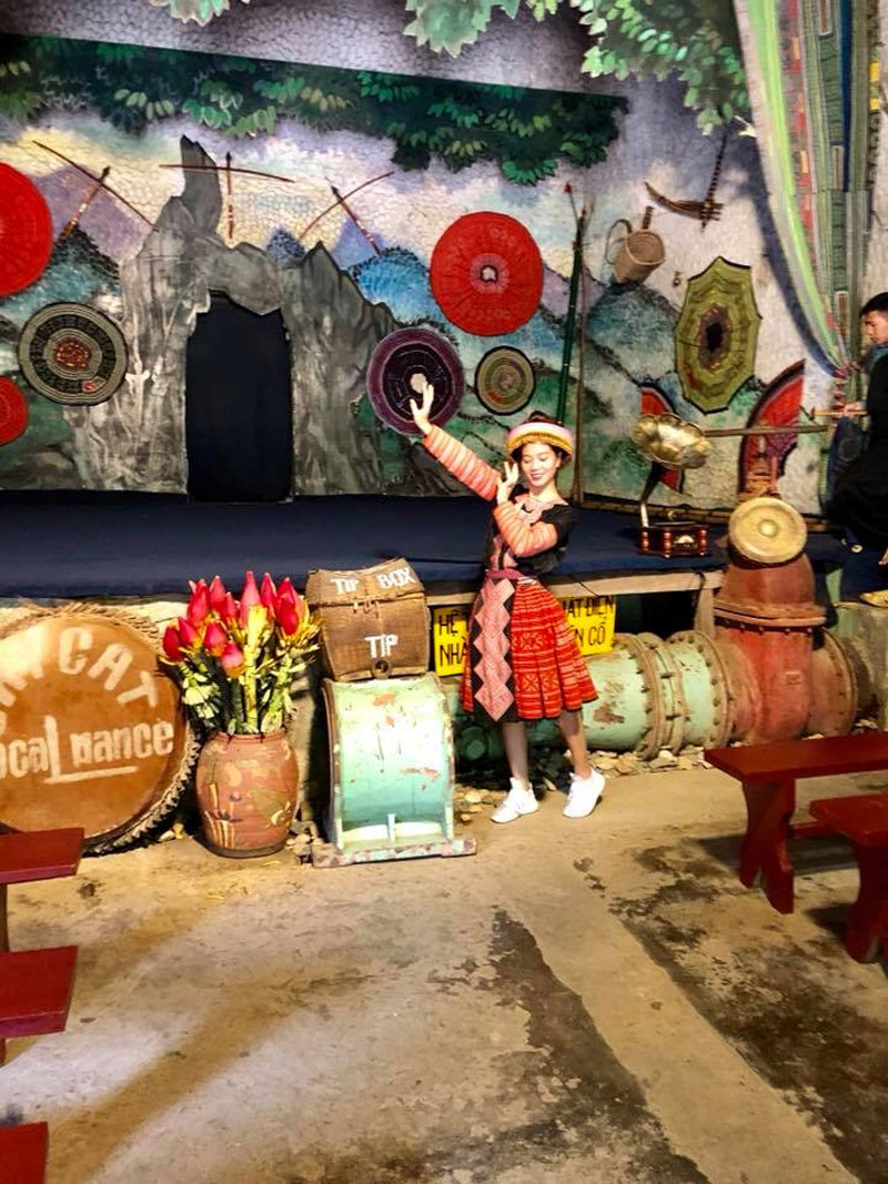 Mảng tường độc đáo bên trong sân khấu nhà hát Cát Cát