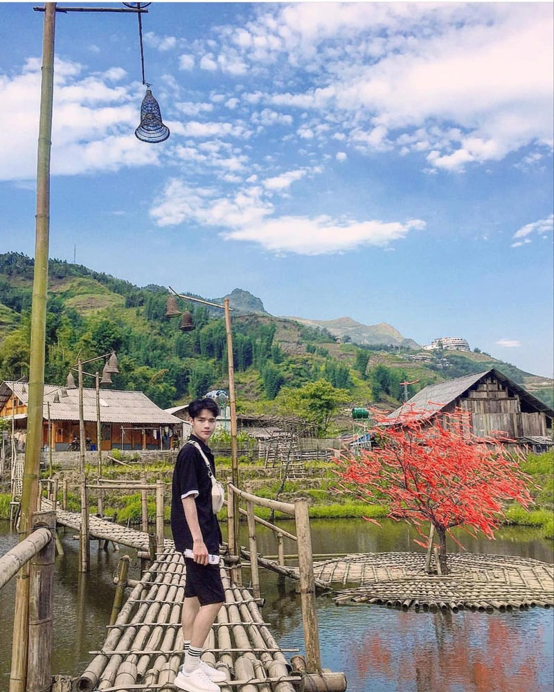 Du khách nam tự tin thả dáng khi đứng trên cầu gỗ thô sơ