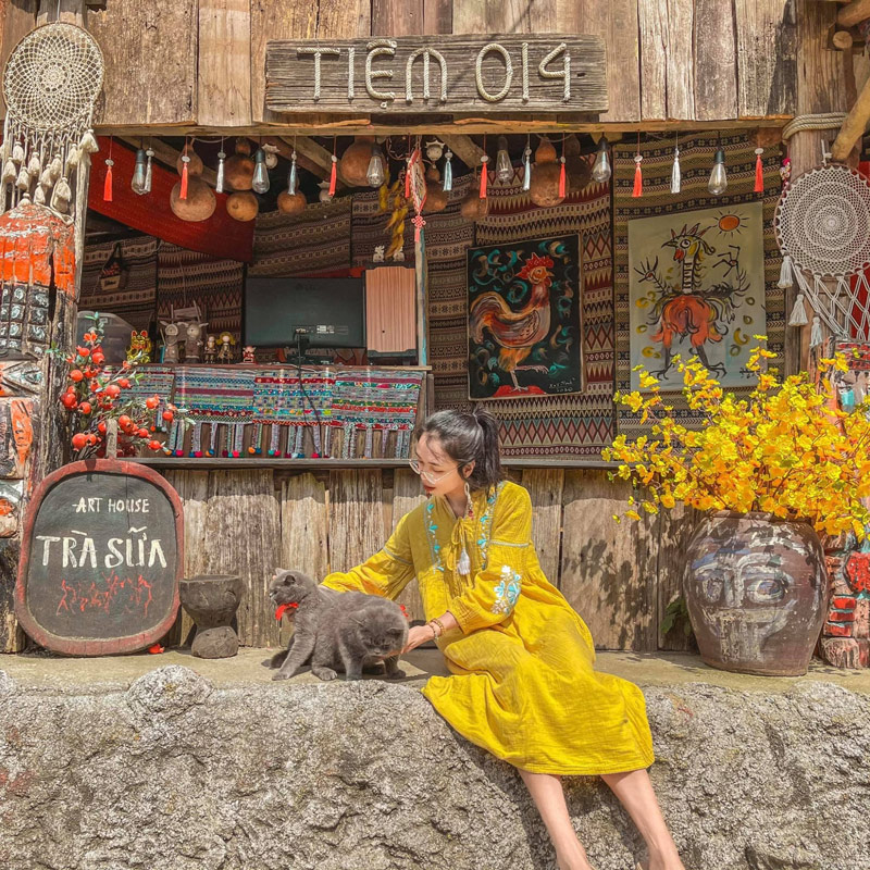 Váy babydoll phong cách bohemian kết hợp hoàn hảo với phông nền quán cafe