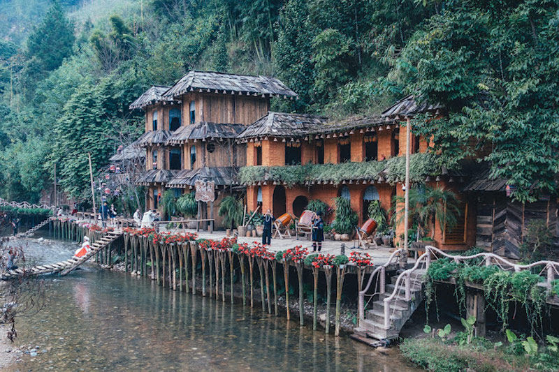 Nhà hát Cát Cát nằm đối diện thác Tiên Sa