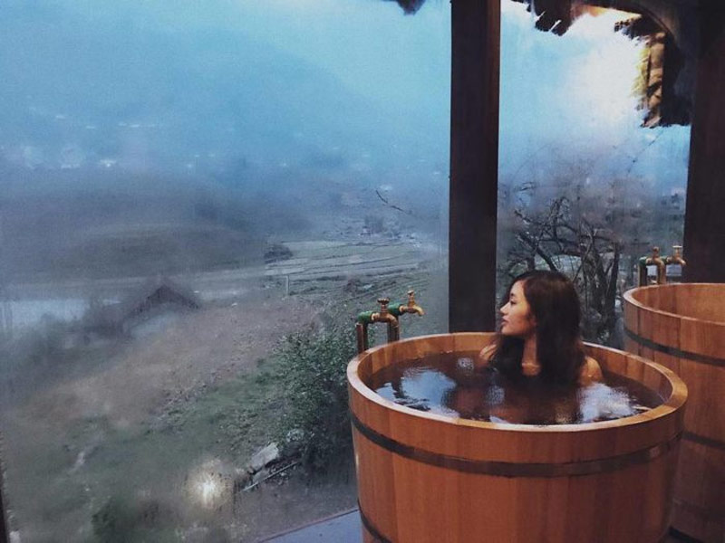 Chi phí tắm lá thuốc người Dao đỏ từ 80.000 đến 350.000 VNĐ, nước tắm lá thuốc được nấu từ các loại dược liệu quý hiếm 