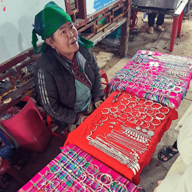 Các mặt hàng trang sức bằng bạc tại chợ đêm Sa Pa 