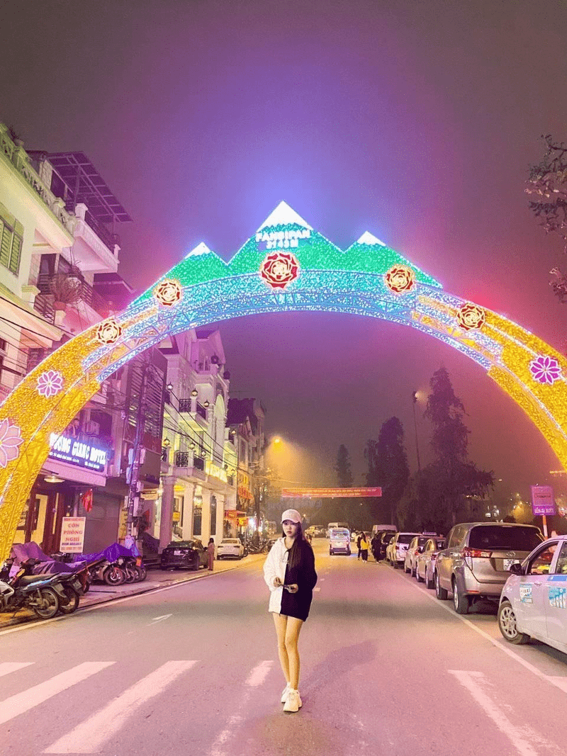 Vòm cổng rực rỡ tại lối vào chợ đêm là góc check-in yêu thích của nhiều du khách
