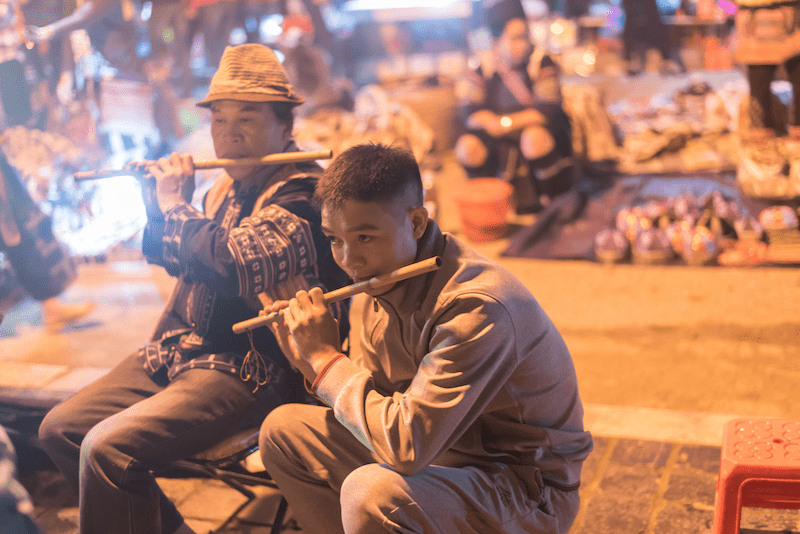 Tiếng sáo trúc trong trẻo góp vui cho buổi giao lưu văn hóa - nghệ thuật tại chợ đêm Sa Pa