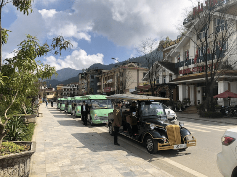 Bạn có thể lựa chọn xe điện, đi bộ, đi xe máy, taxi để đến chợ đêm Sa Pa