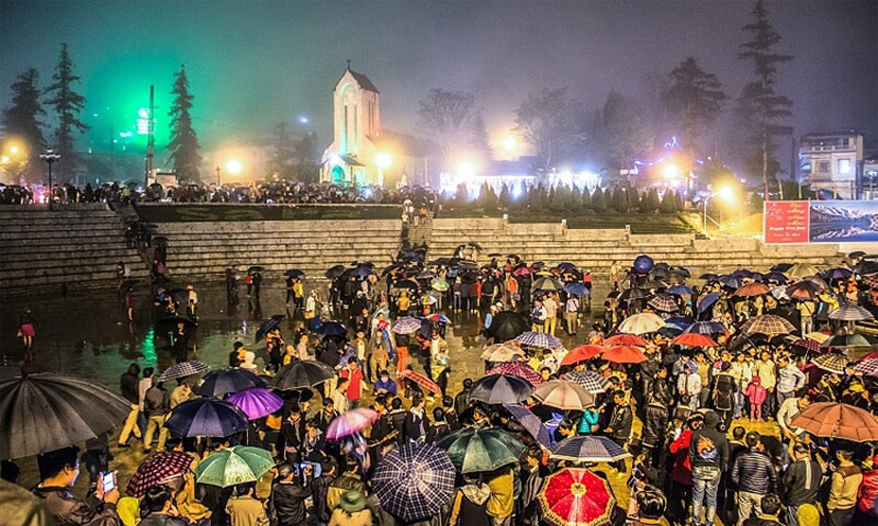 Lễ hội chợ tình Sa Pa được tổ chức tại quảng trường trung tâm thị xã 