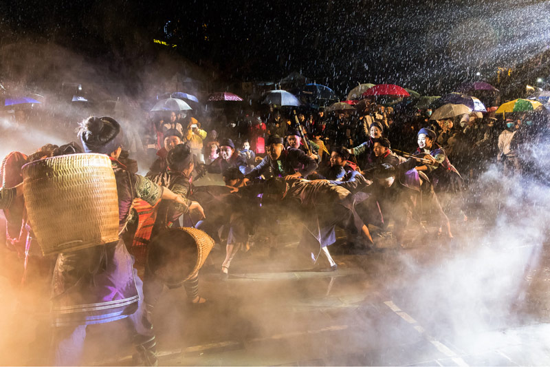 Tận hưởng các trò chơi dân gian mang đậm bản sắc văn hóa Tây Bắc 