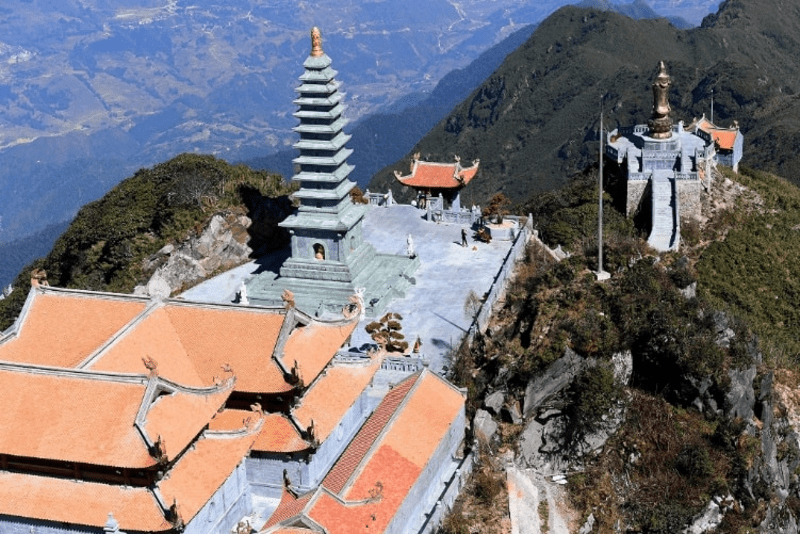 Chùa Kim Sơn Bảo Thắng nằm trên một trục với Bảo Tháp, tượng Quan Thế Âm và Miếu Sơn Thần