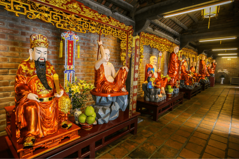 Tượng các vị La Hán đặt dọc theo lối đi