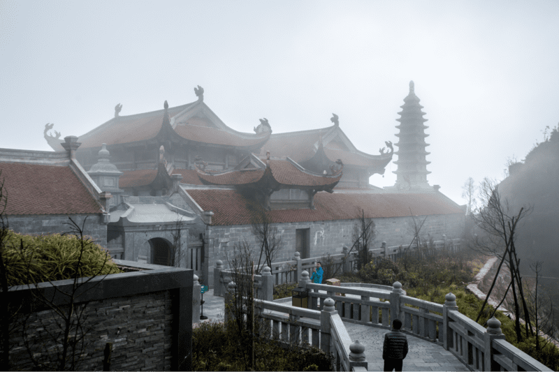 Cửa dẫn vào chùa Kim Sơn Bảo Thắng theo lối đi bộ từ đỉnh Fansipan xuống 