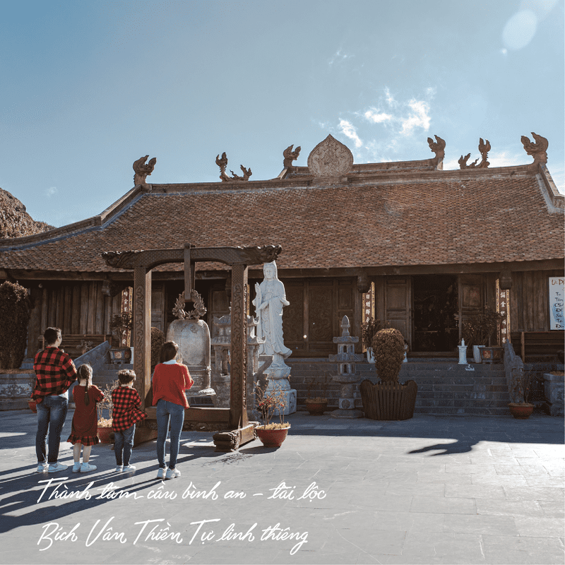 Chùa Bích Vân cổ kính được xây dựng theo kiến trúc thời Trần