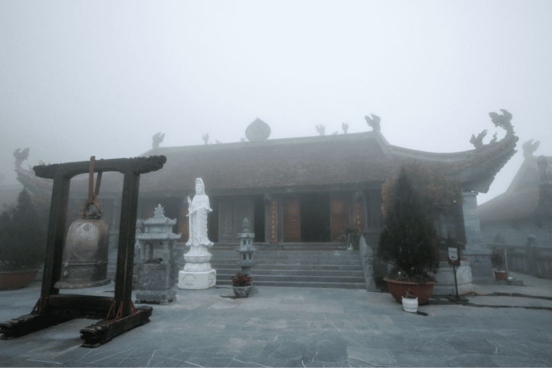 Mái ngói của chùa trên Fansipan được trang trí các chi tiết rồng phượng tinh xảo