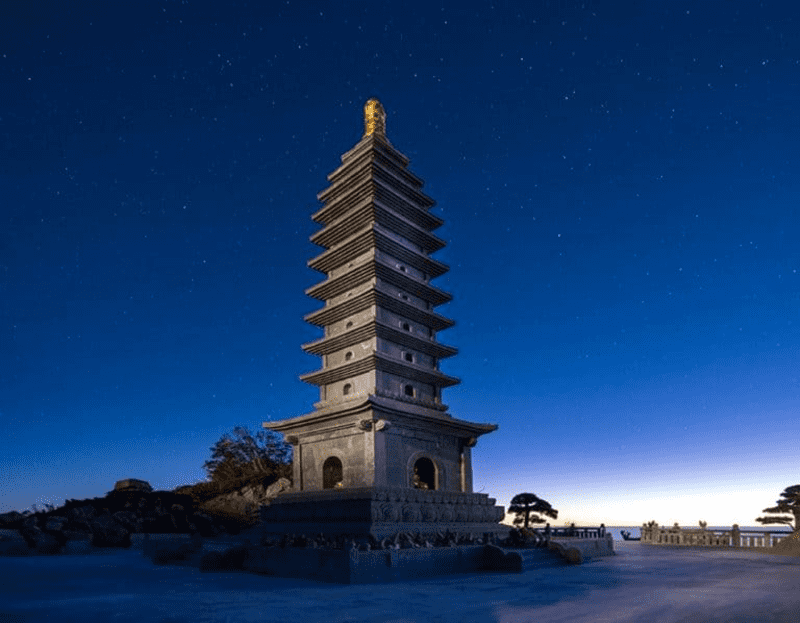 Bảo Tháp cao 11 tầng được ghép từ đá