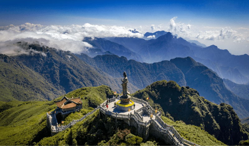 Bức tượng Quan Thế Âm bằng đồng, quay về hướng Đông, cao 12m, nặng 18 tấn