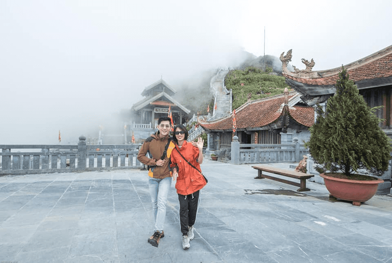 Du khách nên chuẩn bị trang phục kín đáo, ấm áp khi tới chiêm bái chùa trên Fansipan