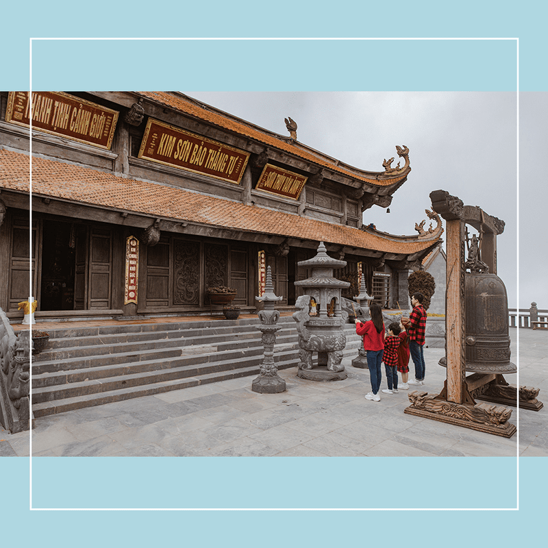 Bạn hãy thắp hương ở đỉnh hương bên ngoài, không thắp hương tùy tiện tại vị trí khác trong chùa