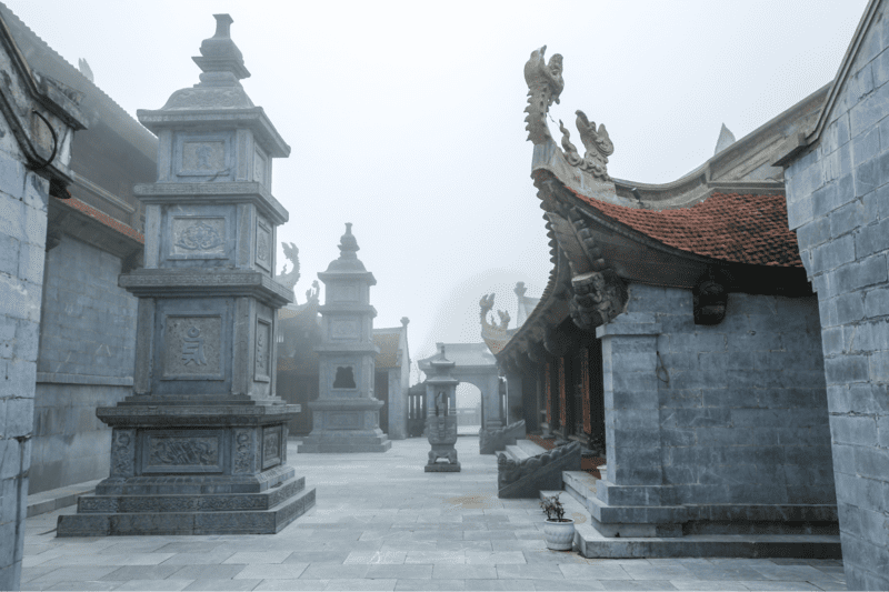 Lối vào trước Nhà tổ bố trí 2 ngôi tháp nhỏ 5 tầng theo phong cách thiết kế tháp cổ của người Việt 