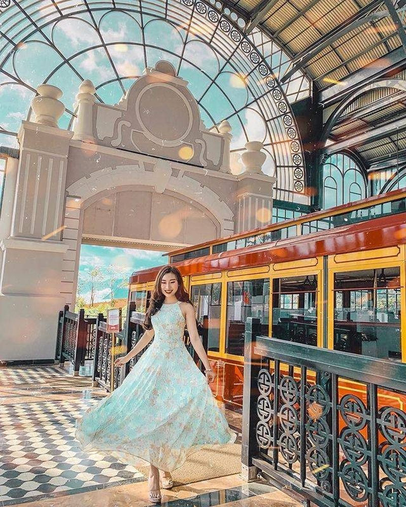 Du khách nữ lưu lại khoảnh khắc tại Ga Mường Hoa Sa Pa