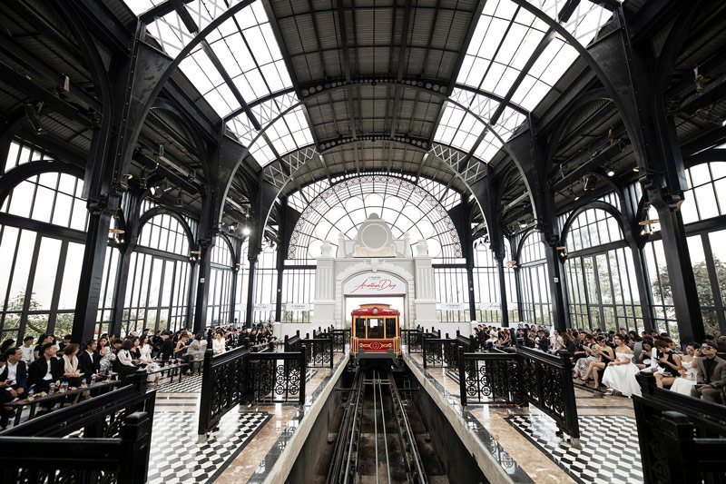 Đường ray được bố trí ở giữa không gian nhà ga