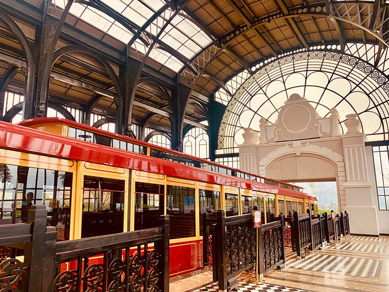 Một góc chụp khác bắt trọn khoảnh khắc đoàn tàu với màu vàng và đỏ nổi bật