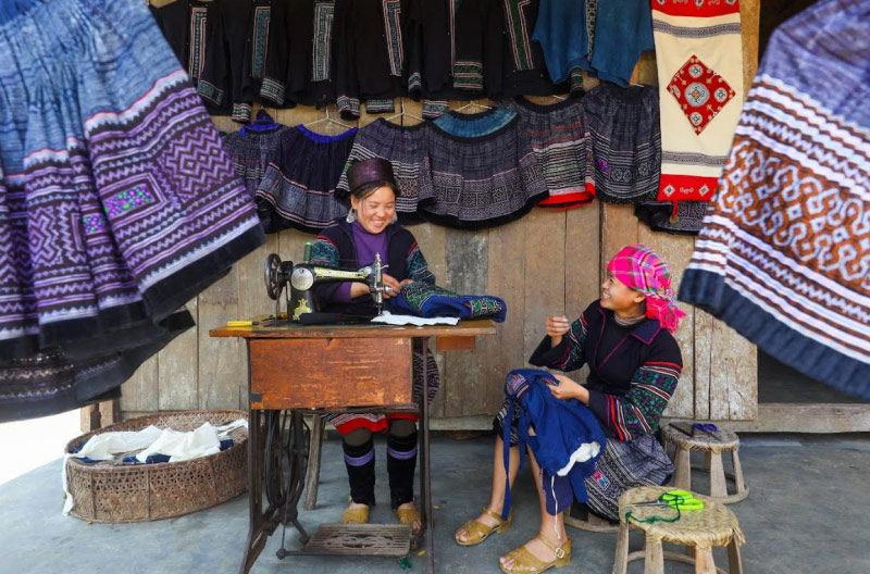 Du khách có thể mua trang phục dân tộc về làm quà cho bạn bè, người thân