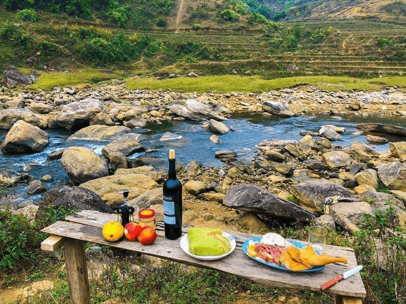 Thưởng thức bữa ăn tại bờ suối Mường Hoa đem đến trải nghiệm mới lạ