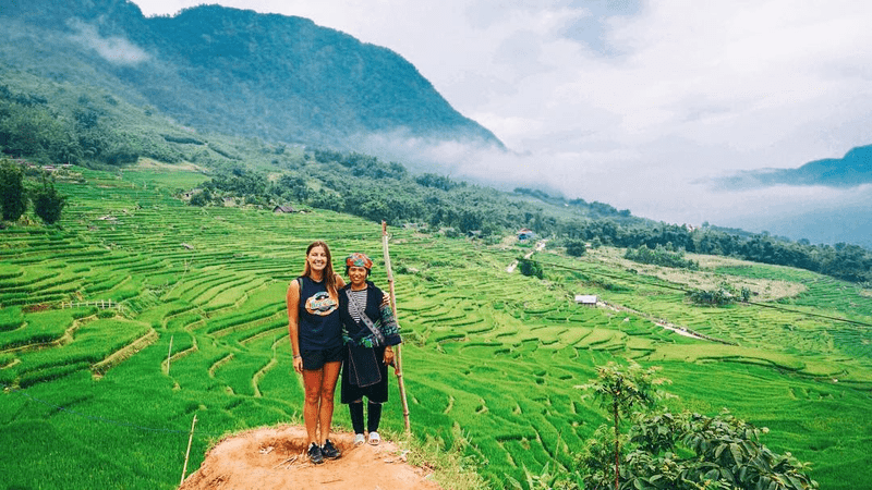 Du khách nước ngoài chụp ảnh với con người và thiên nhiên tại Hầu Thào Sa Pa