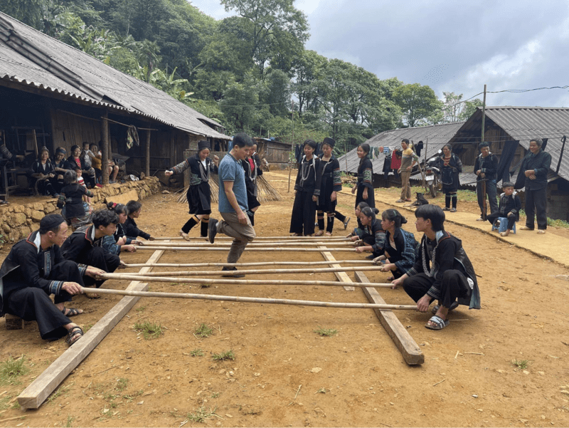 Du khách trải nghiệm múa sạp trên những thanh tre