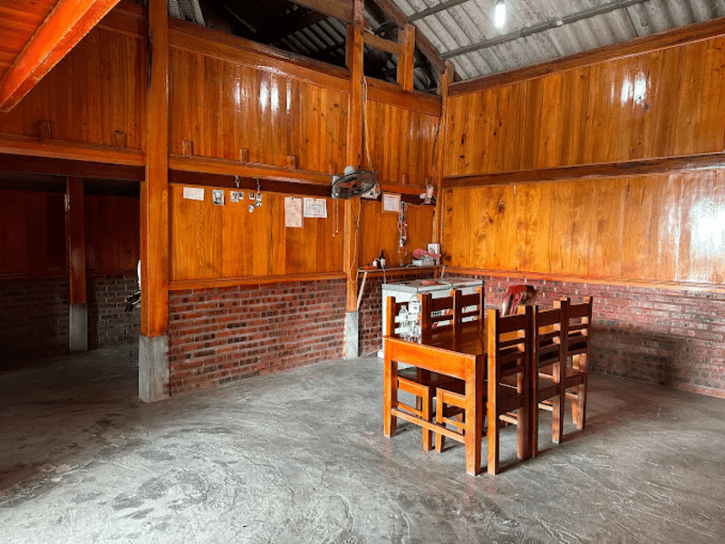 Không gian sinh hoạt chung sạch sẽ với nội thất bằng gỗ